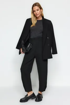 TRENDYOLMİLLA Siyah Pileli Geniş/Rahat Kesim Yüksek Bel Havuç Fit İnterlok Örme Pantolon TWOAW24PL00143