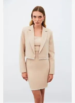 Sateen Aksesuarlı Kısa Ceket - Bej