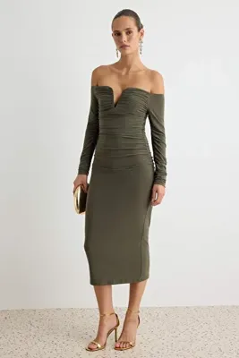 TRENDYOLMİLLA Haki Carmen Yaka Bodycone/Vücudu Saran Midi Örme Elbise TPRAW25EL00073