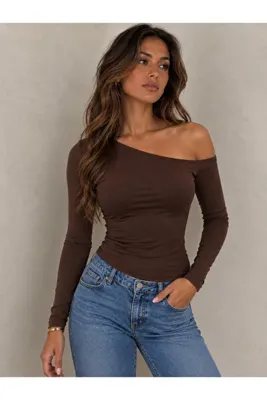 Wildco Kahverengi Tek Omuz Asimetrik Kayık Yaka Uzun Kollu Bluz, Acı Kahve Tek Omuz Bluz
