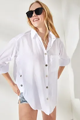 Olalook Kadın Beyaz Yanları Düğme Detaylı Oversize Dokuma Gömlek GML-19001004