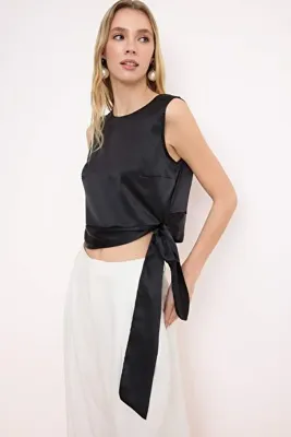 TRENDYOLMİLLA Siyah Bağlamalı Saten Dokuma Bluz TWOSS26BZ00407