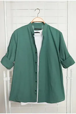 TRENDYOL MAN Koyu Yeşil Slim Fit Basic Hakim Yaka Apoletli %100 Pamuklu Keten Görünümlü Gömlek TMNSS20GO0188
