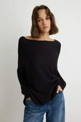 TRENDYOLMİLLA Siyah Kayık Yaka Oversize Basic Yarasa Kol Triko Kazak TWOAW27KZ00123