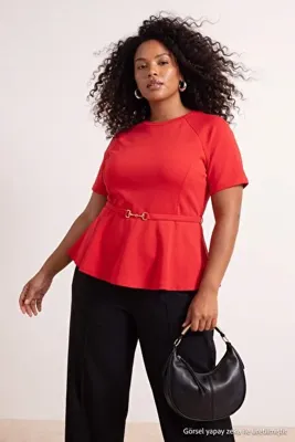 Trendyol Curve Kırmızı Peplum Reglan Kol Kısa Kollu Aksesuar Detaylı İnterlok Örme Bluz TBBSS26AF00179