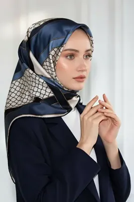Vissona %100 Twill İpek Geometrik Desenli Lacivert - İndigo Renkli 90x90 Eşarp Dikim Şekli : El Dikişi