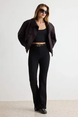 TRENDYOLMİLLA Siyah Soft/Yumuşak Dokunuşlu Flare Kemerli Flare/İspanyol Paça Örme Pantolon TWOAW27PL00019