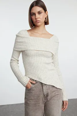 TRENDYOLMİLLA Taş Yumuşak Dokulu Yaka Detaylı Etek Ucu Asimetrik Fitted/Vücudu Saran Triko Kazak TWOAW25KZ00239