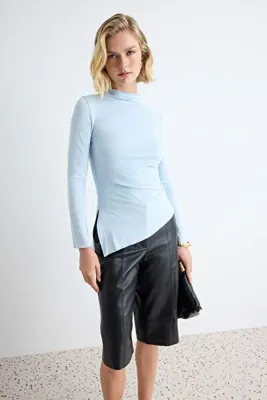 TRENDYOLMİLLA Mavi Düz Fitted/Vücuda Oturan Dik Yaka Asimetrik Viskon Süprem Örme Bluz TWOAW27BZ00095