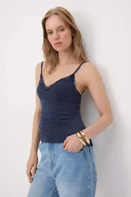 TRENDYOLMİLLA Lacivert Fitted/Vücuda Oturan Dantel Detaylı İnce Askılı Modal Esnek Örme Bluz TWOSS26BZ00957