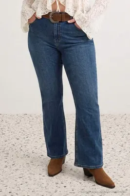 Trendyol Curve Mavi Yüksek Bel Cepleri Nakış ve Troklu Flare İspanyol Paça Denim Büyük Beden Jeans TBBAW27CJ00040