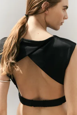 H&M Oyuklu Kısa Üst