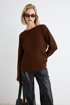TRENDYOLMİLLA More Sustainable Kahverengi Bisiklet Yaka Etek Ucu Detaylı Basic Triko Kazak TWOAW27KZ00095