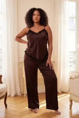 Trendyol Curve Kahverengi Dantelli Saten Dokuma Pijama Takımı TBBSS26AI00111