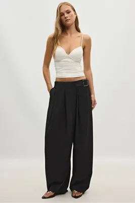 Stradivarius Kemerli ve pensli şık pantolon