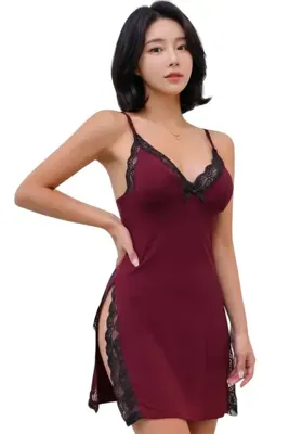 PEMBİŞ HOMEWEAR Kadın Siyah Yırtmaçlı Dantel İşlemeli Gecelik