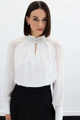 Sateen Yaka Aksesuarlı Bluz - Ekru