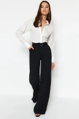 TRENDYOLMİLLA Siyah Kemerli Wideleg/Geniş Paça Normal Bel Smart Krep Kumaş Örme Pantolon TWOSS23PL00330