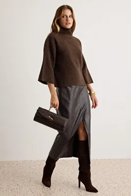 TRENDYOLMİLLA Kahverengi Dik Yaka Oversize Yumuşak Dokulu Triko Kazak TWOAW27KZ00177