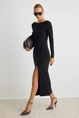 TRENDYOLMİLLA Siyah Kayık Yaka Sırt Dekolteli Yırtmaçlı Fitted/Vücuda Oturan Maxi Esnek Örme Elbise TWOAW24EL00824