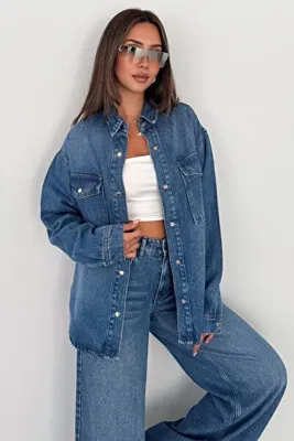 HLT JEANS Kadın Açık Mavi Oversize Cepli Düğmeli %100 Tencel Kot Gömlek (2 Beden Küçük Alın) SOFİA-6002