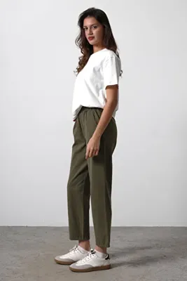 TRENDYOLMİLLA Haki Beli Lastikli Gabardin Pamuklu Pantolon TWOSS25PL00036
