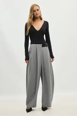 Stradivarius Kemerli ve pensli şık pantolon