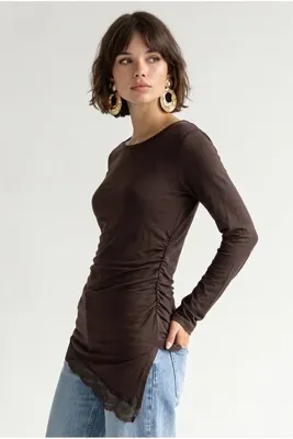Drop by TrendyolMilla Asimetrik Uçları Dantel Detaylı Yandan Yırtmaçlı Likralı Bluz Kahverengi