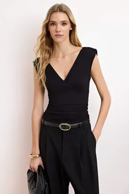 TRENDYOLMİLLA Siyah Fitted/Vücuda Oturan V Yaka Kolsuz Büzgülü Yumuşak Örme Bluz TWOSS26BZ00093