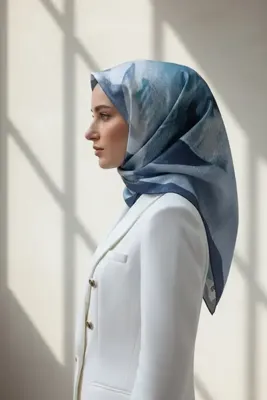 Vissona %100 Twill İpek Yaprak Desenli İndigo - Petrol Yeşili Renkli 90x90 Eşarp Dikim Şekli : El Dikişi