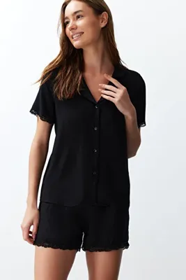 TRENDYOLMİLLA Siyah Dantelli Viskon Şortlu Dokuma Pijama Takımı THMSS24PT00181