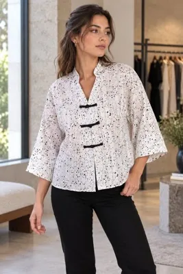 armonika Kadın Beyaz Hakim Yaka Önden Çin Düğme Detaylı Geniş Manşetli Oversize Bluz ARM-27K001016