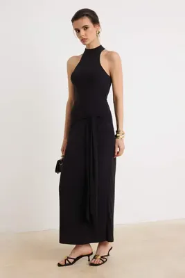 TRENDYOLMİLLA Siyah Kuşak Detaylı Halter Yaka Bodycone/Vücuda Oturan Esnek Maxi Örme Elbise TWOSS25EL00689