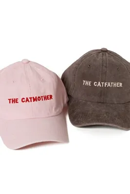 Nome Studio Nakışlı Şapka Catfather ve Catmother Kedi Annesi Kedi Babası Kahve Toz Pembe Üstüne Bej ve Kırmızı Renk Yazı Nakışlı Şapka Eskitme Kumaşlı ve Yazı Nakışlı Pamuklu Şapka Kedi Sever