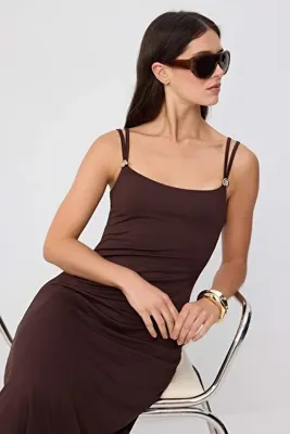 TRENDYOLMİLLA Kahverengi Düz Bodycon Havuz Yaka İnce Askılı Kolsuz Midi Esnek Astarlı Örme Elbise TWOSS26EL01170