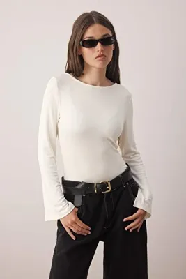 TRENDYOLMİLLA Ekru Fitted/Vücuda Oturan Kayık Yaka Yumuşak kumaşlı Uzun Kollu Esnek Örme Bluz TWOAW26BZ00129