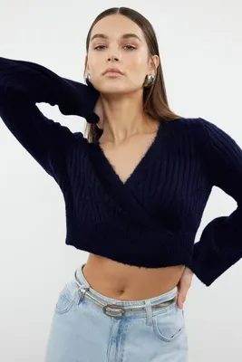 TRENDYOLMİLLA Lacivert Crop Yumuşak Dokulu Kruvaze Triko Kazak TWOAW24KZ00381