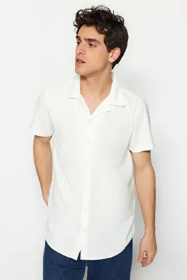 TRENDYOL MAN Beyaz Regular Fit Apaş Yaka Yazlık Gömlek TMNSS23GO00105