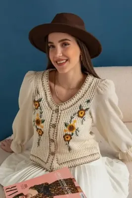 Namaste Vintage Krem renk v yakalı çiçek nakışlı keten gömlek