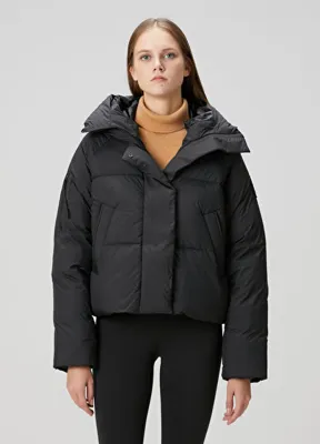 Canada Goose Chilliwack Siyah Kapüşonlu Puffer Mont