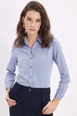 Tudors Kadın Slim Fit Dar Kesim Uzun Kollu Pamuklu Vücuda Oturan Dokulu Açık Lacivert Basic Gömlek