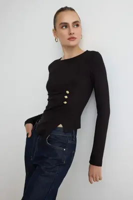 TRENDYOLMİLLA Siyah Düz Fitted Bisiklet Yaka Aksesuar Detaylı Viskon Ribana Örme Bluz TWOAW27BZ00025