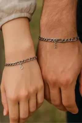 The Collection 2'li Unisex Kararmaz Çelik Gümüş Harfli Figaro Zincir Bileklik (2 Adet Sevgili Arkadaşlık Bilekliği)