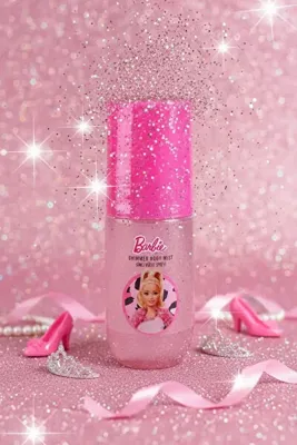 Miniso Barbie Lisanslı Işıltılı Vücut Spreyi 150 ml – Vanilya ve Hindistan Cevizi Kokulu