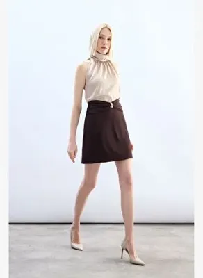 Sateen Bel Aksesuarlı Mini Etek - Kahve