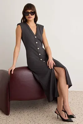 TRENDYOLMİLLA Antrasit Bodycon/Vücuda Oturan V Yaka Kolsuz Düğmeli Midi Selanik Örme Elbise TWOAW27EL00021