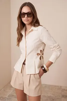 TRENDYOLMİLLA Limited Edition Bej Çiçek Nakış Detaylı Bele Oturan Poplin Gömlek TWOSS26GO00057