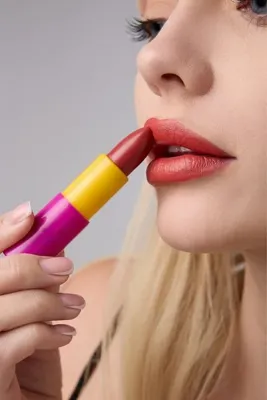 Farfasha Lip Stick Fiyonklu Parlak Bitişli Ruj
