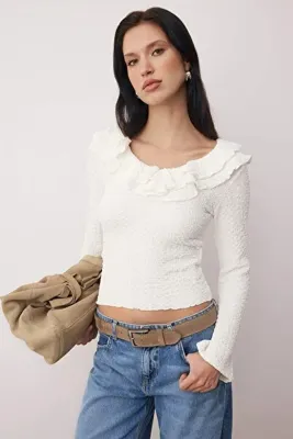 TRENDYOLMİLLA Ekru Dokulu Fitted/Vücuda Oturan Fıfır Detaylı Esnek Örme Bluz TWOAW26BZ00202