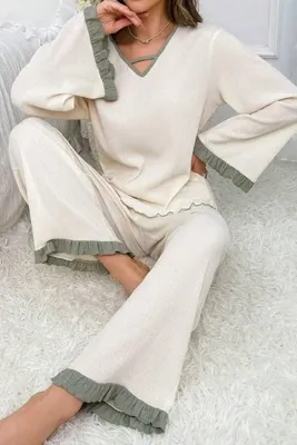 NEEWSTORE V Yaka Yeşil Fırfır Detaylı İspanyol Paça Pijama Takımı